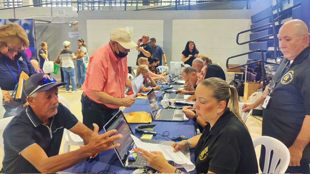 DptoHacienda's tweet photo. Más de 330 ciudadanos fueron atendidos hoy durante nuestra feria de servicios, acercando la #PlanillaSenior y otros servicios del Departamento de Hacienda a nuestra gente.

Gracias al equipo de Hacienda por siempre dar la milla extra.

#HaciendaPR #ServicioPúblico #Bayamón https://t.co/9oUFOdqihM