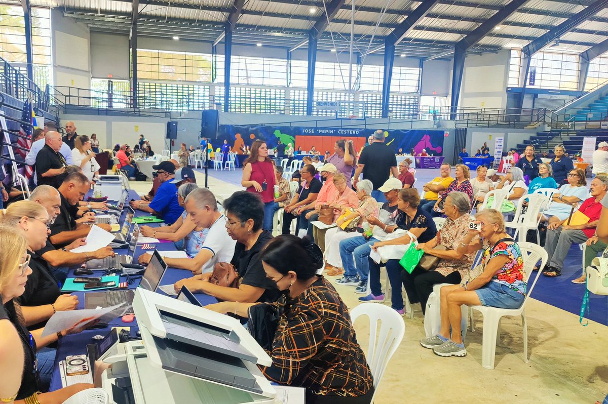 DptoHacienda's tweet photo. Más de 330 ciudadanos fueron atendidos hoy durante nuestra feria de servicios, acercando la #PlanillaSenior y otros servicios del Departamento de Hacienda a nuestra gente.

Gracias al equipo de Hacienda por siempre dar la milla extra.

#HaciendaPR #ServicioPúblico #Bayamón https://t.co/9oUFOdqihM