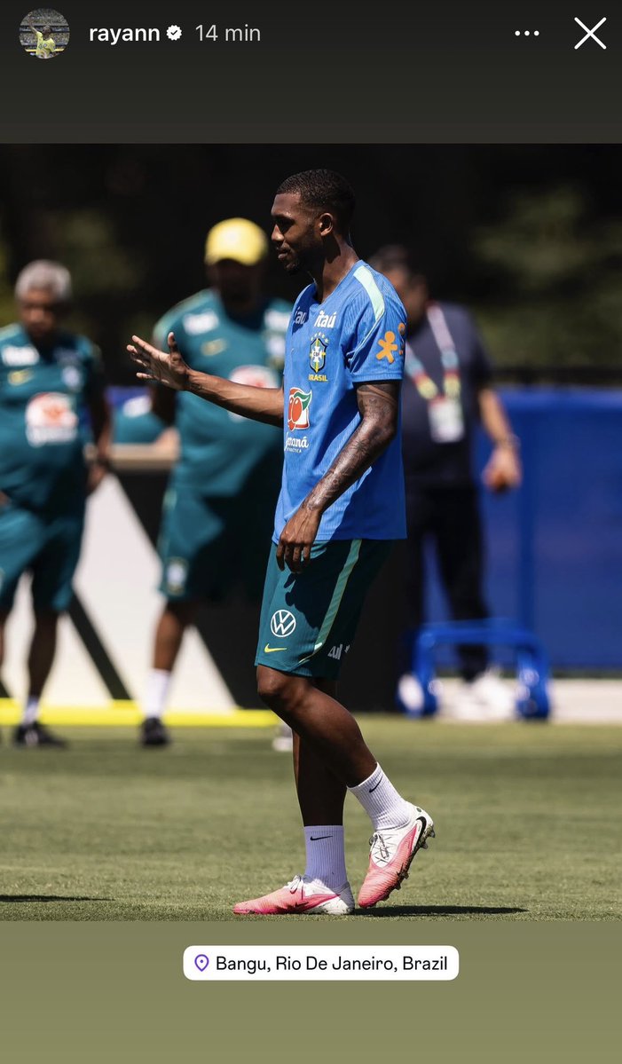 GRESMIPM's tweet photo. E o menino Rayan que meteu a localização pra lembrar do calorzinho da nossa Zona Oeste. 

Já está pronto para curtir um ensaio na Ary Franco naquele climinha da Não Existe Mais Quente 🥵 💚 https://t.co/9L9uiY5LIP