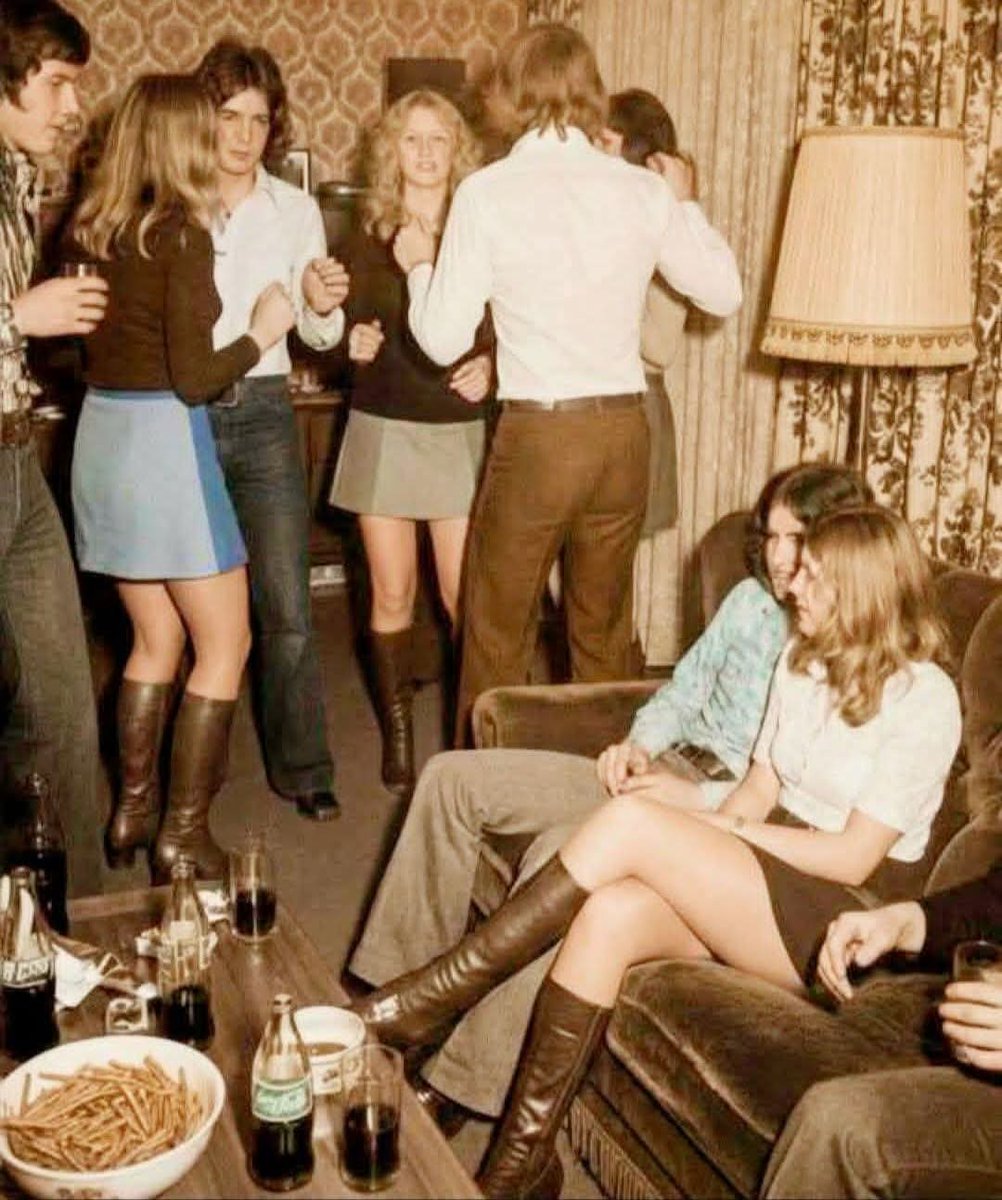 MarieDeemea's tweet photo. What is your guess as to what year this photo was taken?. https://t.co/t1STiSvDmj