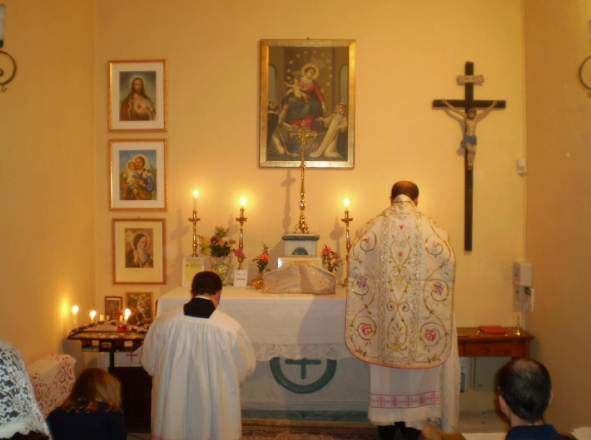 rodrigoslimma's tweet photo. O Padre José Eduardo (de Osasco) já falou exaustivamente que ele entende que há uma crise na Igreja, que ele é a favor do rito tridentino, que é possível ter uma postura tradicional pré-CVII em comunhão com o papa. 

Foto do pe. celebrando a missa tridentina em 2008. https://t.co/mk2s1I8L6t