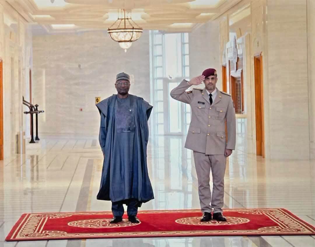 LeadershipHausa's tweet photo. Hotuna: Yadda tsohon Shugaban Hukumar Zaɓe ta Ƙasa (INEC), Farfesa Mahmood Yakubu, ya karɓi ragamar aiki a hukumance a matsayin Jakadan Nijeriya a ƙasar Qatar, inda ya miƙa takardun shaidar naɗinsa ga Sarkin Qatar, Sheikh Tamim bin Hamad Al Thani. https://t.co/9gZGNRKupl