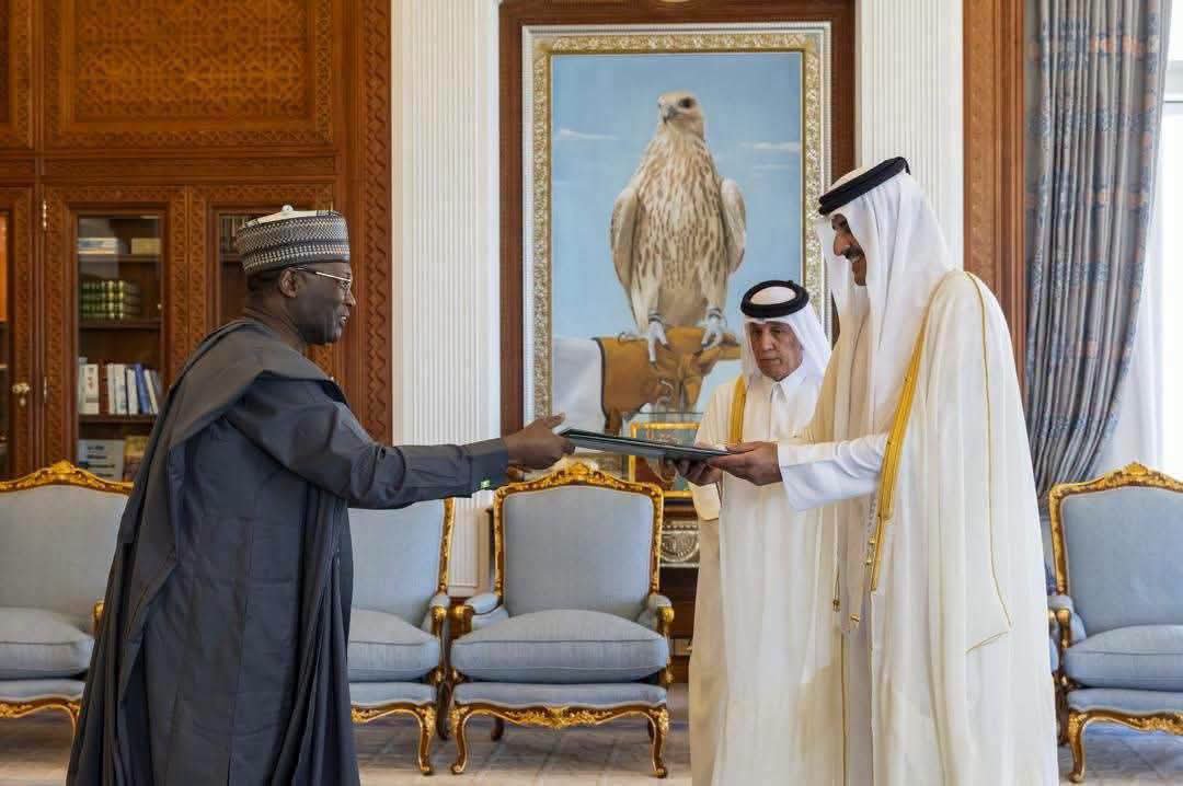 LeadershipHausa's tweet photo. Hotuna: Yadda tsohon Shugaban Hukumar Zaɓe ta Ƙasa (INEC), Farfesa Mahmood Yakubu, ya karɓi ragamar aiki a hukumance a matsayin Jakadan Nijeriya a ƙasar Qatar, inda ya miƙa takardun shaidar naɗinsa ga Sarkin Qatar, Sheikh Tamim bin Hamad Al Thani. https://t.co/9gZGNRKupl