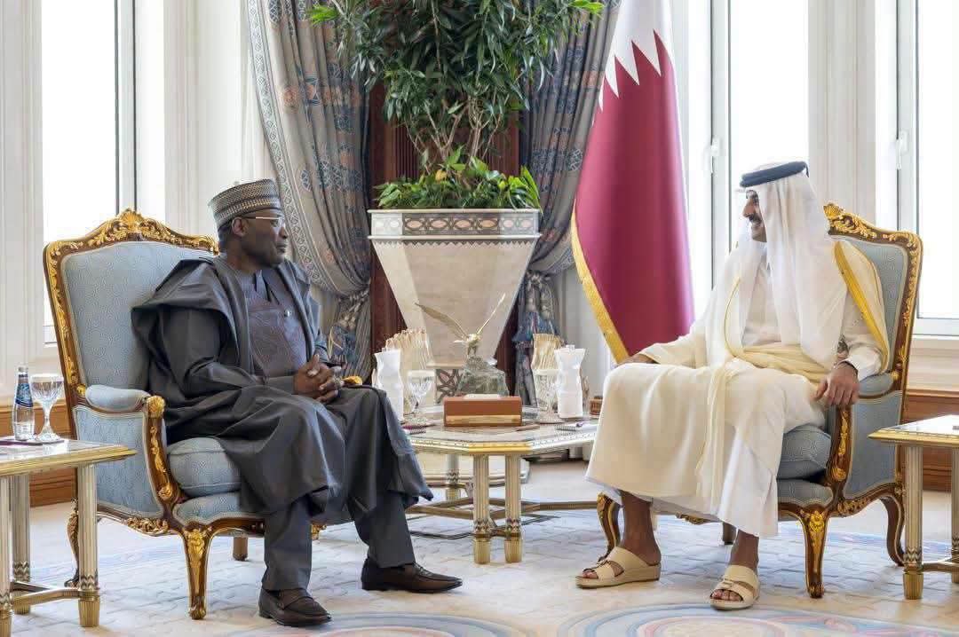 LeadershipHausa's tweet photo. Hotuna: Yadda tsohon Shugaban Hukumar Zaɓe ta Ƙasa (INEC), Farfesa Mahmood Yakubu, ya karɓi ragamar aiki a hukumance a matsayin Jakadan Nijeriya a ƙasar Qatar, inda ya miƙa takardun shaidar naɗinsa ga Sarkin Qatar, Sheikh Tamim bin Hamad Al Thani. https://t.co/9gZGNRKupl
