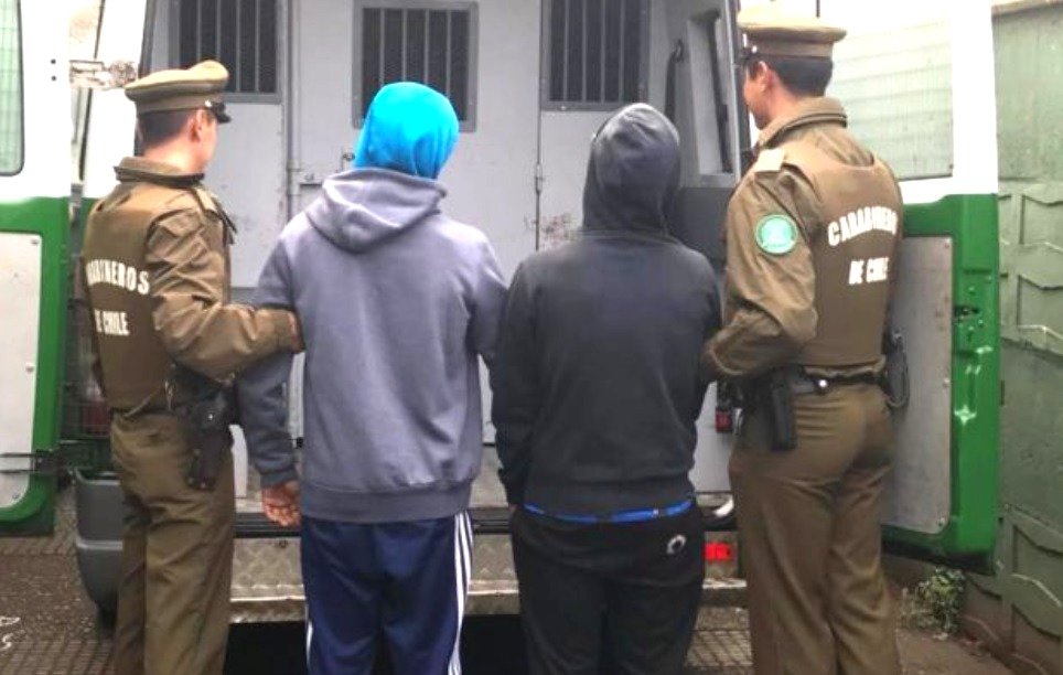 GAMBA_CL's tweet photo. Lacras de 14 y 16 años fueron detenidos tras encerrona: Otra vez tenían detenciones previas https://t.co/k8s6jAckMI https://t.co/zSj7NJGxYx