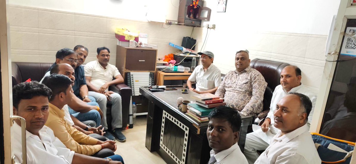 ijagdambasingh's tweet photo. BJP पूर्वांचल मोर्चा, मयूर विहार जिला की संगठनात्मक बैठक त्रिलोकपुरी में श्री Sunil Pandey जी की अध्यक्षता में डिजिटल प्रशिक्षण एवं अन्य कार्यक्रमों के संदर्भ में संपन्न हुई, जिसमें मेरी भी उपस्थिति रही। https://t.co/LBOoILPIek