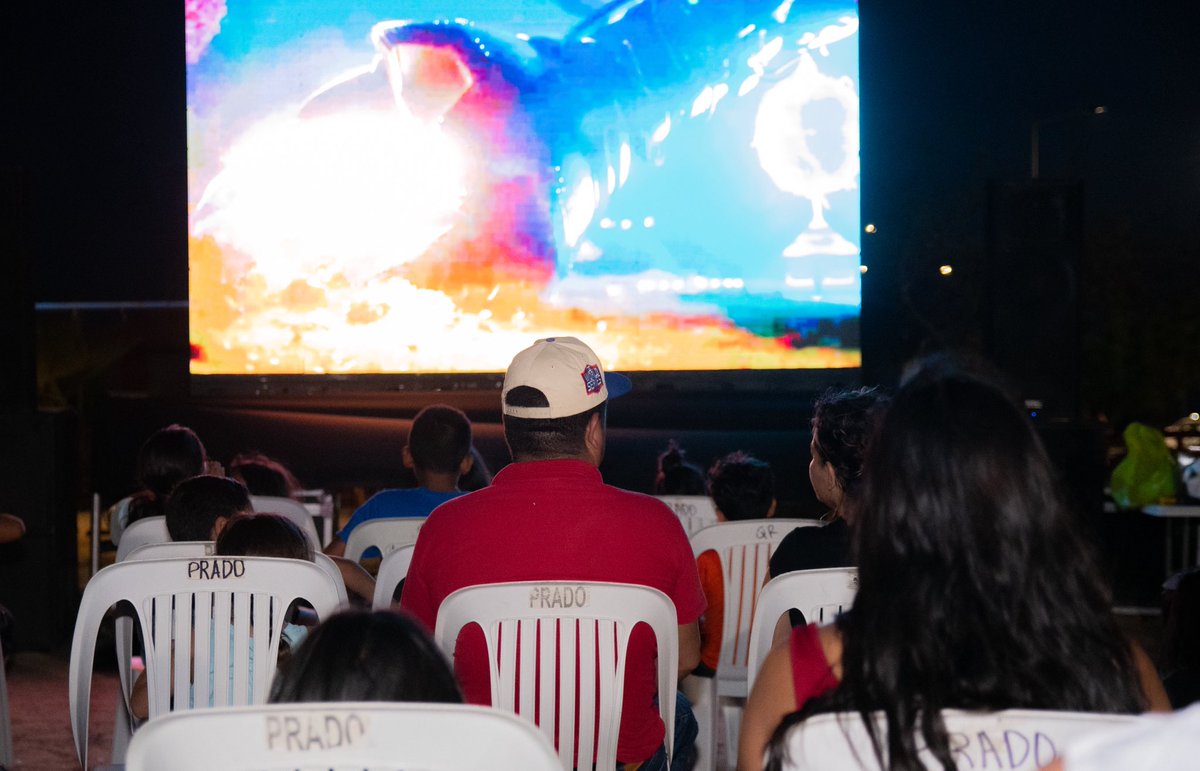 GEZUPA's tweet photo. En el arranque del mes de julio, nuestro enlace del #CuartoDistrito Felix Lopez y el enlace de #LaPaz y #LosCabos Juan Negrete arrancaron la primer función del #CineFamiliar de #LosDelSombrero en la
Colonia Valle del Mezquite en la ciudad de La Paz, Baja California Sur👇 https://t.co/CdC2XJs1ql