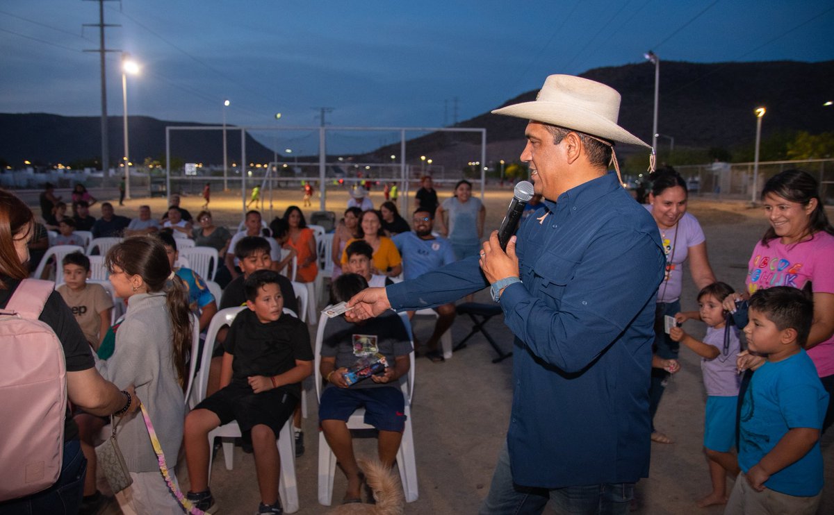 GEZUPA's tweet photo. En el arranque del mes de julio, nuestro enlace del #CuartoDistrito Felix Lopez y el enlace de #LaPaz y #LosCabos Juan Negrete arrancaron la primer función del #CineFamiliar de #LosDelSombrero en la
Colonia Valle del Mezquite en la ciudad de La Paz, Baja California Sur👇 https://t.co/CdC2XJs1ql