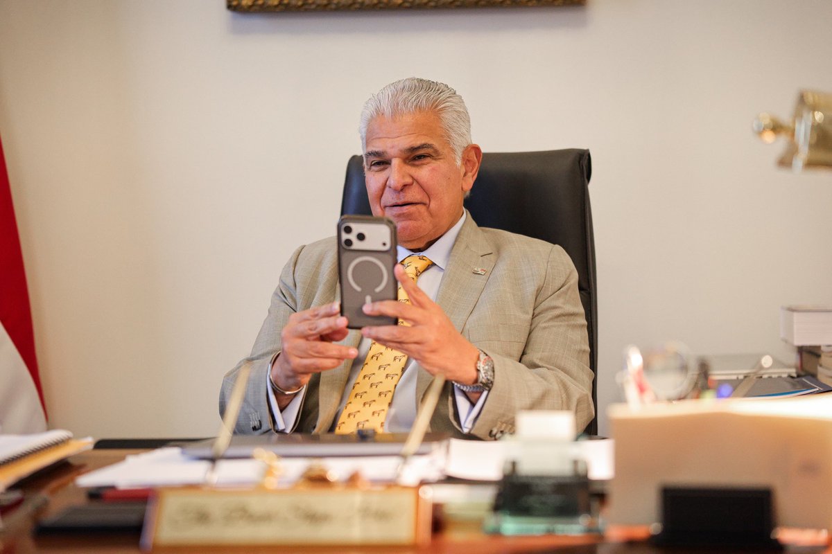 as_salazar's tweet photo. *Mulino y Fujimori proponen revitalizar el tratado comercial entre Panamá y Perú*
 
El presidente de la República, @JoseRaulMulino y la presidenta electa del Perú, Keiko Fujimori sostuvieron una videollamada este viernes, en la cual coincidieron en que el momento es oportuno para darle un reimpulso al Tratado de Libre Comercio Panamá-Perú, para beneficio de ambos pueblos.

Durante la cordial conversación, Fujimori extendió invitación al presidente panameño para su juramentación, ceremonia a realizarse el próximo 28 de julio en Lima. 
Mulino no solo confirmó su presencia en la toma de posesión, sino que también invitó a la presidenta electa a venir a Panamá en enero de 2027, cuando se realice en ciudad de Panamá el Foro Económico Internacional América Latina y el Caribe que organiza CAF -banco de desarrollo de América Latina y el Caribe.

“Debo transmitirle, a nombre del pueblo panameño y de mi gobierno, las más efusivas felicitaciones, deseos de éxitos y de triunfos en la gestión, esperando con su mandato reafirmar la relación bilateral con Panamá y Perú, país con el que nos une mucho”, expresó el presidente Mulino. “Le reitero mi amistad y el deseo más genuino de colaboración entre nuestros dos países y pueblos”.

Fujimori, por su parte, elogió el crecimiento económico de Panamá en los últimos años, y reconoció la eficiencia de este país como hub comercial y de turismo. “Es para mí un gran gusto poder saludarlo, agradecer su mensaje, su respaldo y su cariño”, dijo la mandataria electa.

“Nuestra intención es fortalecer el TLC que tiene ya 14 años de vigencia, fortalecer ese intercambio comercial y -por supuesto- nuestro abrazo de amistad”, recalcó.