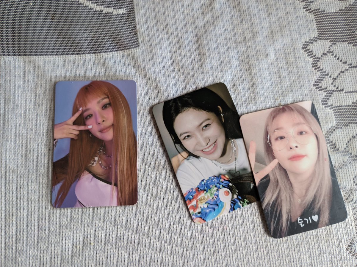 sannduichee's tweet photo. feedback super positivo para a @reneflowr que me enviou esse card da  seulgi, veio tudo certinho e bem embalado, chegou bem antes do prazo e ainda veio com esses brindes lindíssimos 💗 https://t.co/UwjykEtJVM
