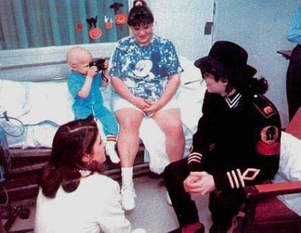 iamveronica777's tweet photo. I just know that the kid taking his pic made him really happy 🥹 https://t.co/5dJYjb6t0U