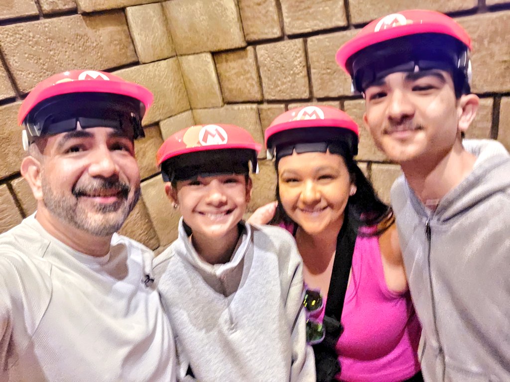 jloz82's tweet photo. California week with the family was a blast! Lots of roller coasters, and memories made. Grateful for the fun times together! 🙏🏾🇺🇸🎢
#MakingMemories #FamTime #California #Hollywood
@UniversalH47329
@SFMagicMountain https://t.co/KFJGiZmn76