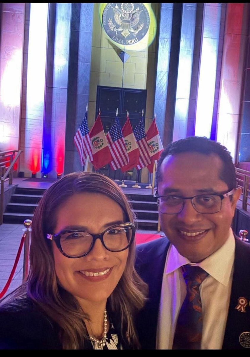 lapistaclave's tweet photo. El señor Roberto Burneo, cabeza del JNE que hoy proclama a Keiko Fujimori, en bochornosa situación. No quiso perderse el fiestón con Gianmarco en vivo. El embajador estadounidense en Perú tiró la casa por la ventana por indicación del mismísimo Trump. https://t.co/stwEZhXaS9