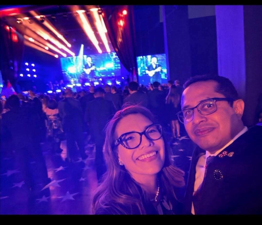 lapistaclave's tweet photo. El señor Roberto Burneo, cabeza del JNE que hoy proclama a Keiko Fujimori, en bochornosa situación. No quiso perderse el fiestón con Gianmarco en vivo. El embajador estadounidense en Perú tiró la casa por la ventana por indicación del mismísimo Trump. https://t.co/stwEZhXaS9