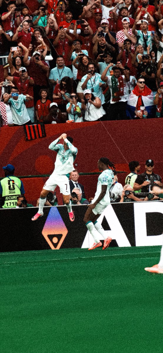 IBZBLUE's tweet photo. ⁴ᵏ Cristiano Ronaldo ᴳᴼᴬᵀ 🐐🇵🇹😮‍💨 https://t.co/L6xMdSJLMo