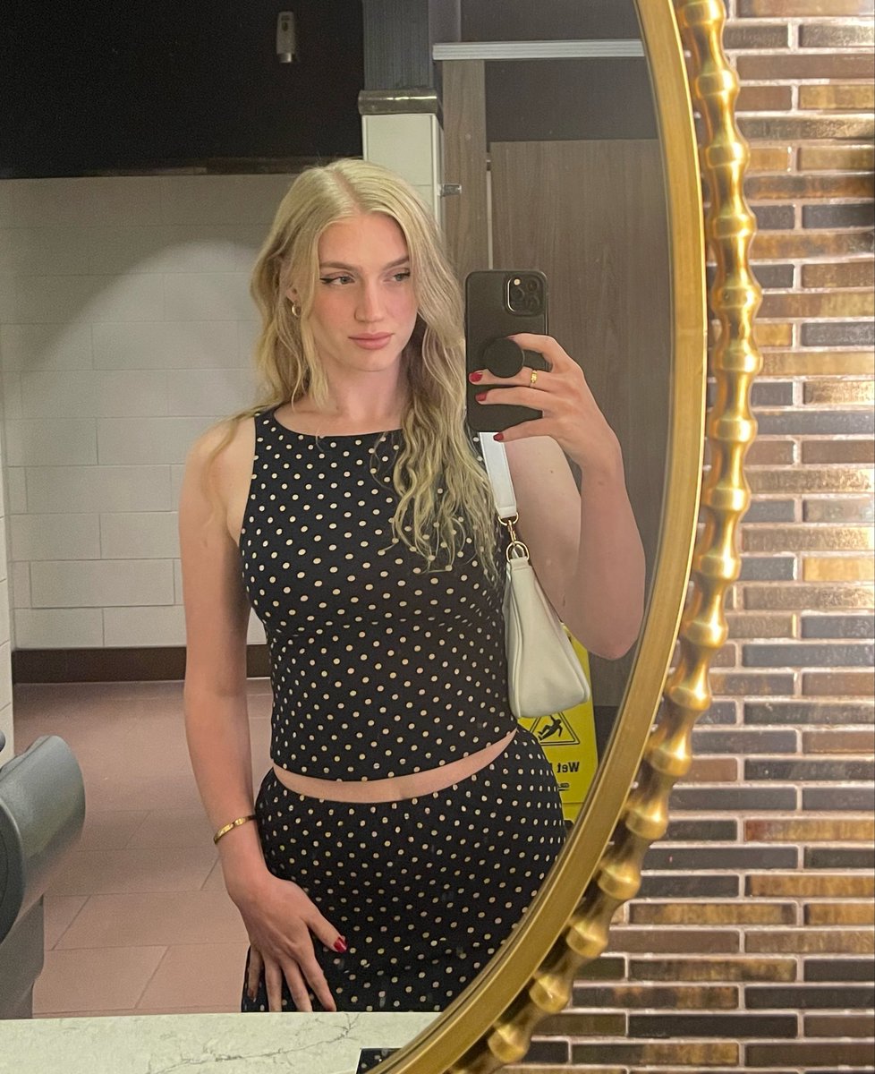 SioGoddess's tweet photo. melt over me, beta https://t.co/KZzLIFurdF