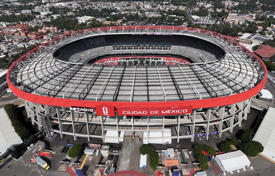 ElJefeAguila's tweet photo. México tiene una oportunidad inigualable para hacer historia.

Partido a las 12 pm vs Inglaterra en la CDMX, con todo lo que eso implica: 

Altura, el calor, la contaminación y con 80,000 mexicanos alentando a muerte.

Es ahora o nunca. Los ingleses se van a sofocar. https://t.co/rahvaSaUbw