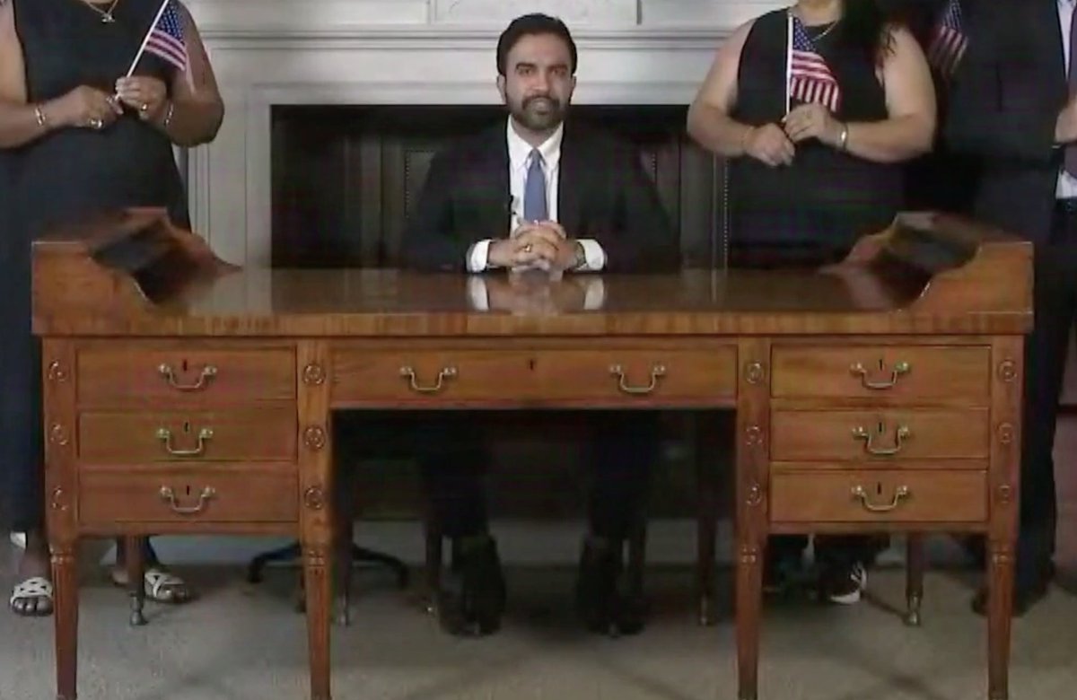 KateHydeNY's tweet photo. Are we as offended by Mamdani using George Washington's desk to make a speech once we realize he doesn't even know how a desk works? https://t.co/7PGw4tsLvU