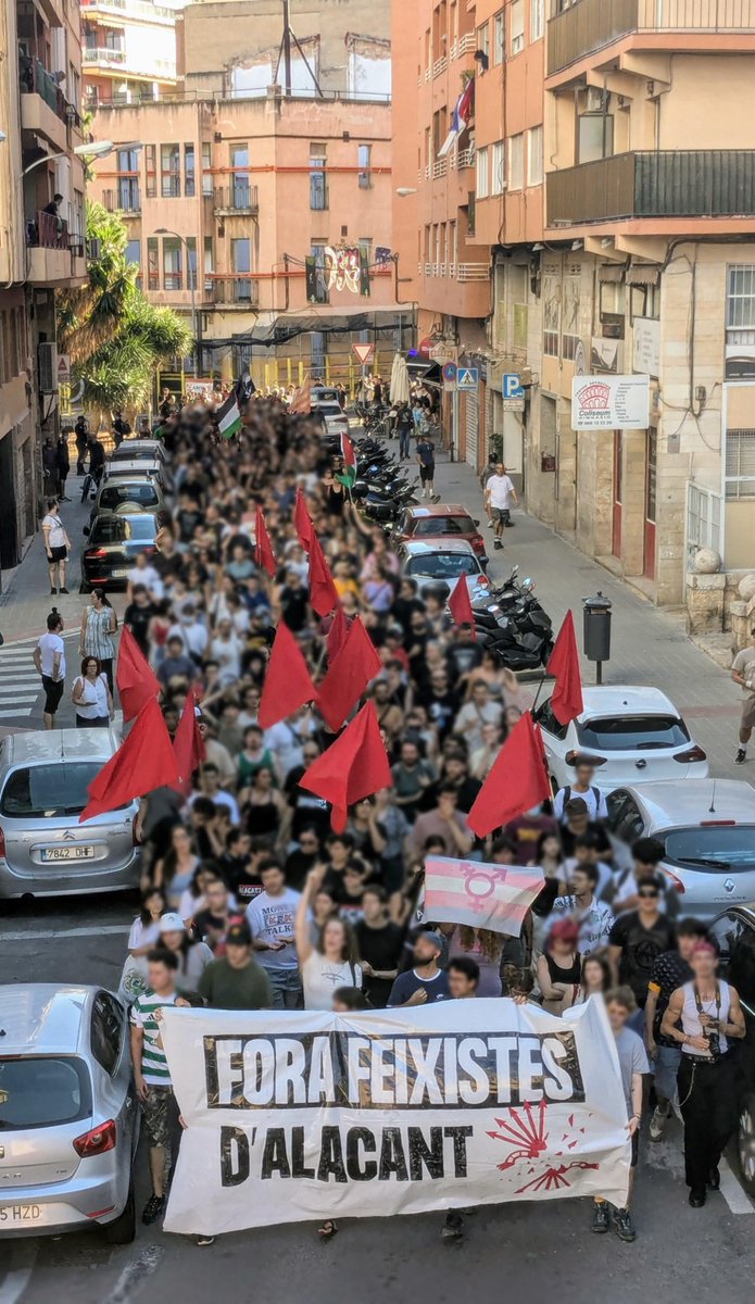 OJS_Alacant's tweet photo. 🔴 Hui centenars de persones hem eixit als carrers en rebuig a la inauguració del local de Falange.

La Policia Nacional ha protegit els feixistes de nou, demostrant-nos de nou que només podrem fer-los front construint poder de classe.

Fora feixistes d'Alacant! https://t.co/B5zKK4T7Gv