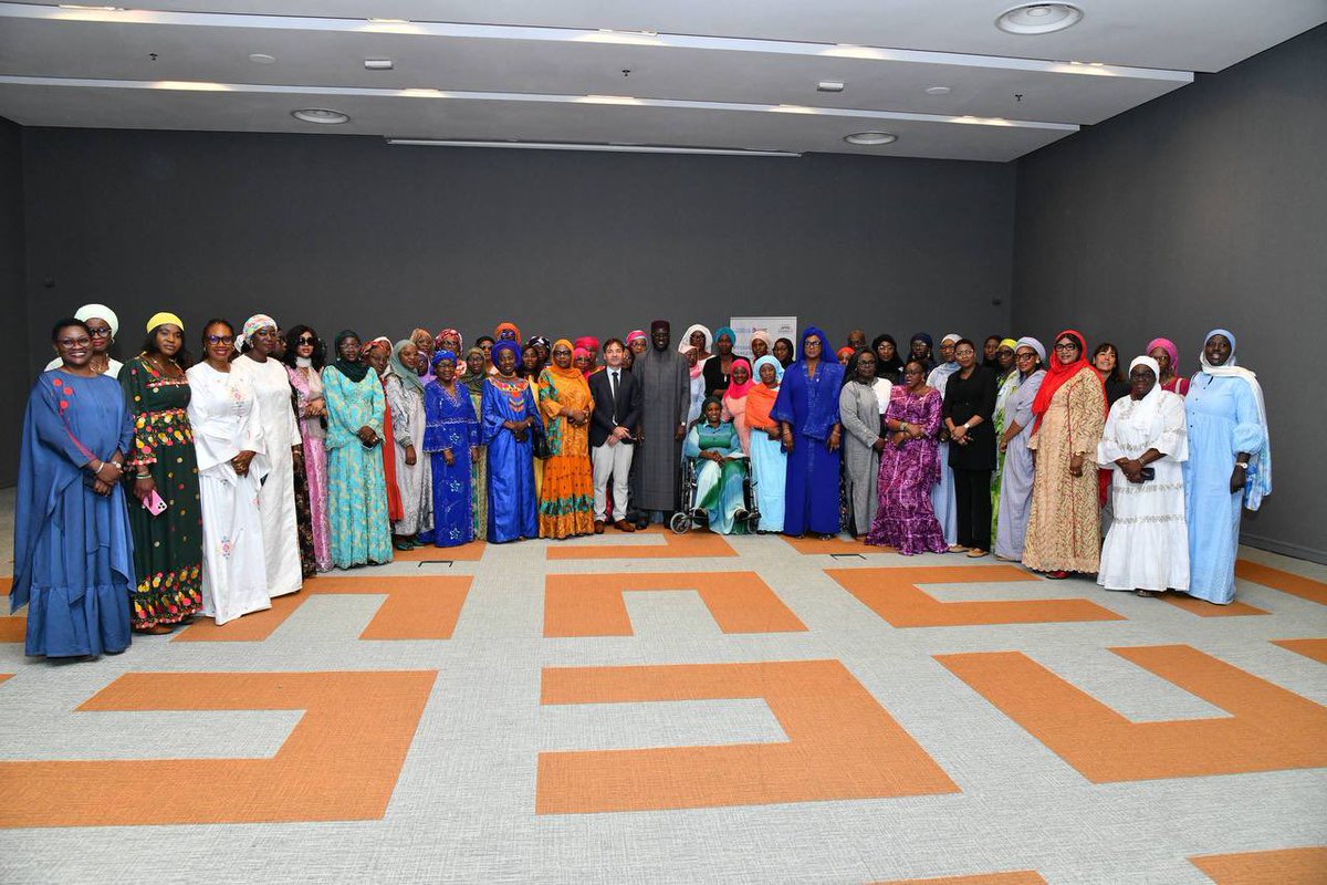 assembleesn's tweet photo. Le Président El Malick Ndiaye, représentant le Président de l’Assemblée nationale, Monsieur Ousmane SONKO, a procédé, ce vendredi 3 juillet 2026, au lancement du Réseau des Femmes Parlementaires de l’Assemblée nationale du Sénégal, fruit de près de six mois de travaux préparatoires.

Cette initiative constitue une étape importante dans le renforcement de l’engagement de l’Assemblée nationale en faveur de l’égalité entre les femmes et les hommes, de la promotion des droits des femmes et de leur pleine participation aux instances de décision.

Mis en place avec l’appui d’ONU Femmes, ce Réseau se veut un cadre permanent de concertation, de solidarité, de plaidoyer et d’action. Il ambitionne de fédérer les parlementaires autour des enjeux liés à l’égalité, à l’autonomisation des femmes et au renforcement de leur leadership.

Dans son allocution, le Président El Malick Ndiaye a rappelé que la création de ce Réseau s’inscrit dans la continuité des engagements du Sénégal en faveur de l’égalité entre les femmes et les hommes. Il a salué les avancées permises par la loi sur la parité ainsi que la place importante qu’occupent les femmes au sein de la quinzième législature, dont la contribution enrichit le débat démocratique et le travail législatif.

Il a également mis en lumière les progrès accomplis au sein de l’institution parlementaire, caractérisée par une parité effective au sein de son Bureau et par une présence croissante des femmes à des postes de haute responsabilité dans l’administration parlementaire, où elles dirigent plusieurs directions stratégiques. Une illustration concrète de la volonté de l’Assemblée nationale de promouvoir durablement le mérite, l’excellence et l’égalité des chances.

Le Président El Malick Ndiaye a, en outre, souligné que la promotion de l’égalité ne saurait être le seul combat des femmes. S’inscrivant dans l’esprit de l’initiative HeForShe, il a appelé les hommes, parlementaires comme citoyens, à être des alliés engagés de cette cause, convaincu qu’une société plus juste et plus prospère se construit grâce à une responsabilité partagée et à un engagement collectif en faveur de l’égalité.

Évoquant les défis qui subsistent, il a appelé à renforcer davantage le leadership féminin, à accroître la présence des femmes dans les sphères de décision et à poursuivre les réformes favorisant leur pleine participation à la vie publique.

Cette cérémonie marque ainsi une nouvelle étape dans la construction d’un Parlement toujours plus inclusif, représentatif et engagé en faveur d’une gouvernance équitable au service de tous les Sénégalais.

#ansen #senegal #ONUFemmes