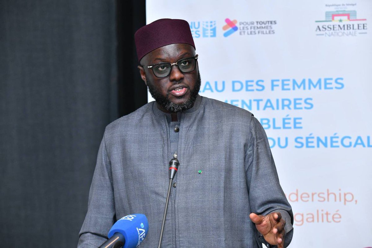 assembleesn's tweet photo. Le Président El Malick Ndiaye, représentant le Président de l’Assemblée nationale, Monsieur Ousmane SONKO, a procédé, ce vendredi 3 juillet 2026, au lancement du Réseau des Femmes Parlementaires de l’Assemblée nationale du Sénégal, fruit de près de six mois de travaux préparatoires.

Cette initiative constitue une étape importante dans le renforcement de l’engagement de l’Assemblée nationale en faveur de l’égalité entre les femmes et les hommes, de la promotion des droits des femmes et de leur pleine participation aux instances de décision.

Mis en place avec l’appui d’ONU Femmes, ce Réseau se veut un cadre permanent de concertation, de solidarité, de plaidoyer et d’action. Il ambitionne de fédérer les parlementaires autour des enjeux liés à l’égalité, à l’autonomisation des femmes et au renforcement de leur leadership.

Dans son allocution, le Président El Malick Ndiaye a rappelé que la création de ce Réseau s’inscrit dans la continuité des engagements du Sénégal en faveur de l’égalité entre les femmes et les hommes. Il a salué les avancées permises par la loi sur la parité ainsi que la place importante qu’occupent les femmes au sein de la quinzième législature, dont la contribution enrichit le débat démocratique et le travail législatif.

Il a également mis en lumière les progrès accomplis au sein de l’institution parlementaire, caractérisée par une parité effective au sein de son Bureau et par une présence croissante des femmes à des postes de haute responsabilité dans l’administration parlementaire, où elles dirigent plusieurs directions stratégiques. Une illustration concrète de la volonté de l’Assemblée nationale de promouvoir durablement le mérite, l’excellence et l’égalité des chances.

Le Président El Malick Ndiaye a, en outre, souligné que la promotion de l’égalité ne saurait être le seul combat des femmes. S’inscrivant dans l’esprit de l’initiative HeForShe, il a appelé les hommes, parlementaires comme citoyens, à être des alliés engagés de cette cause, convaincu qu’une société plus juste et plus prospère se construit grâce à une responsabilité partagée et à un engagement collectif en faveur de l’égalité.

Évoquant les défis qui subsistent, il a appelé à renforcer davantage le leadership féminin, à accroître la présence des femmes dans les sphères de décision et à poursuivre les réformes favorisant leur pleine participation à la vie publique.

Cette cérémonie marque ainsi une nouvelle étape dans la construction d’un Parlement toujours plus inclusif, représentatif et engagé en faveur d’une gouvernance équitable au service de tous les Sénégalais.

#ansen #senegal #ONUFemmes