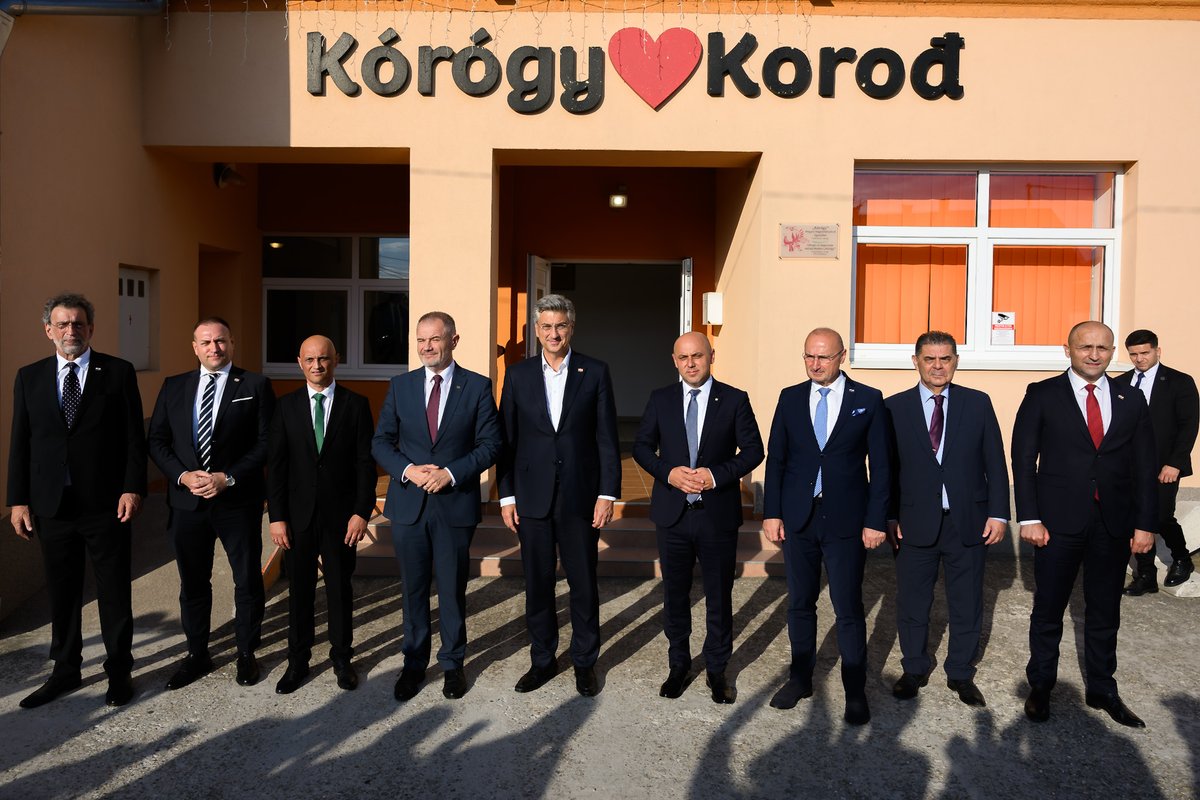 AndrejPlenkovic's tweet photo. U Korođu smo se sastali s predstavnicima mađarske nacionalne manjine predvođenima zastupnikom u Hrvatskom saboru Robertom Jankovicsem, kao i ministrom za socijalne odnose i kulturu Vlade Mađarske Zoltánom Tarrom. 

U okviru Operativnog programa za nacionalne manjine podupiremo niz aktivnosti mađarske nacionalne manjine usmjerene na identitet, kulturu i tradiciju, kao i na razvojne mogućnosti u sredinama u kojima žive.

Važan nam je kvalitetan položaj hrvatske manjine u Mađarskoj, kao i mađarske manjine u Hrvatskoj, a radit ćemo i na jačanju dobrosusjedskih odnosa Hrvatske i Mađarske. 🇭🇷🇭🇺