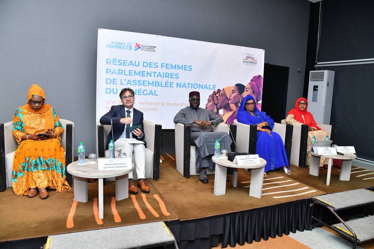 assembleesn's tweet photo. Le Président El Malick Ndiaye, représentant le Président de l’Assemblée nationale, Monsieur Ousmane SONKO, a procédé, ce vendredi 3 juillet 2026, au lancement du Réseau des Femmes Parlementaires de l’Assemblée nationale du Sénégal, fruit de près de six mois de travaux préparatoires.

Cette initiative constitue une étape importante dans le renforcement de l’engagement de l’Assemblée nationale en faveur de l’égalité entre les femmes et les hommes, de la promotion des droits des femmes et de leur pleine participation aux instances de décision.

Mis en place avec l’appui d’ONU Femmes, ce Réseau se veut un cadre permanent de concertation, de solidarité, de plaidoyer et d’action. Il ambitionne de fédérer les parlementaires autour des enjeux liés à l’égalité, à l’autonomisation des femmes et au renforcement de leur leadership.

Dans son allocution, le Président El Malick Ndiaye a rappelé que la création de ce Réseau s’inscrit dans la continuité des engagements du Sénégal en faveur de l’égalité entre les femmes et les hommes. Il a salué les avancées permises par la loi sur la parité ainsi que la place importante qu’occupent les femmes au sein de la quinzième législature, dont la contribution enrichit le débat démocratique et le travail législatif.

Il a également mis en lumière les progrès accomplis au sein de l’institution parlementaire, caractérisée par une parité effective au sein de son Bureau et par une présence croissante des femmes à des postes de haute responsabilité dans l’administration parlementaire, où elles dirigent plusieurs directions stratégiques. Une illustration concrète de la volonté de l’Assemblée nationale de promouvoir durablement le mérite, l’excellence et l’égalité des chances.

Le Président El Malick Ndiaye a, en outre, souligné que la promotion de l’égalité ne saurait être le seul combat des femmes. S’inscrivant dans l’esprit de l’initiative HeForShe, il a appelé les hommes, parlementaires comme citoyens, à être des alliés engagés de cette cause, convaincu qu’une société plus juste et plus prospère se construit grâce à une responsabilité partagée et à un engagement collectif en faveur de l’égalité.

Évoquant les défis qui subsistent, il a appelé à renforcer davantage le leadership féminin, à accroître la présence des femmes dans les sphères de décision et à poursuivre les réformes favorisant leur pleine participation à la vie publique.

Cette cérémonie marque ainsi une nouvelle étape dans la construction d’un Parlement toujours plus inclusif, représentatif et engagé en faveur d’une gouvernance équitable au service de tous les Sénégalais.

#ansen #senegal #ONUFemmes
