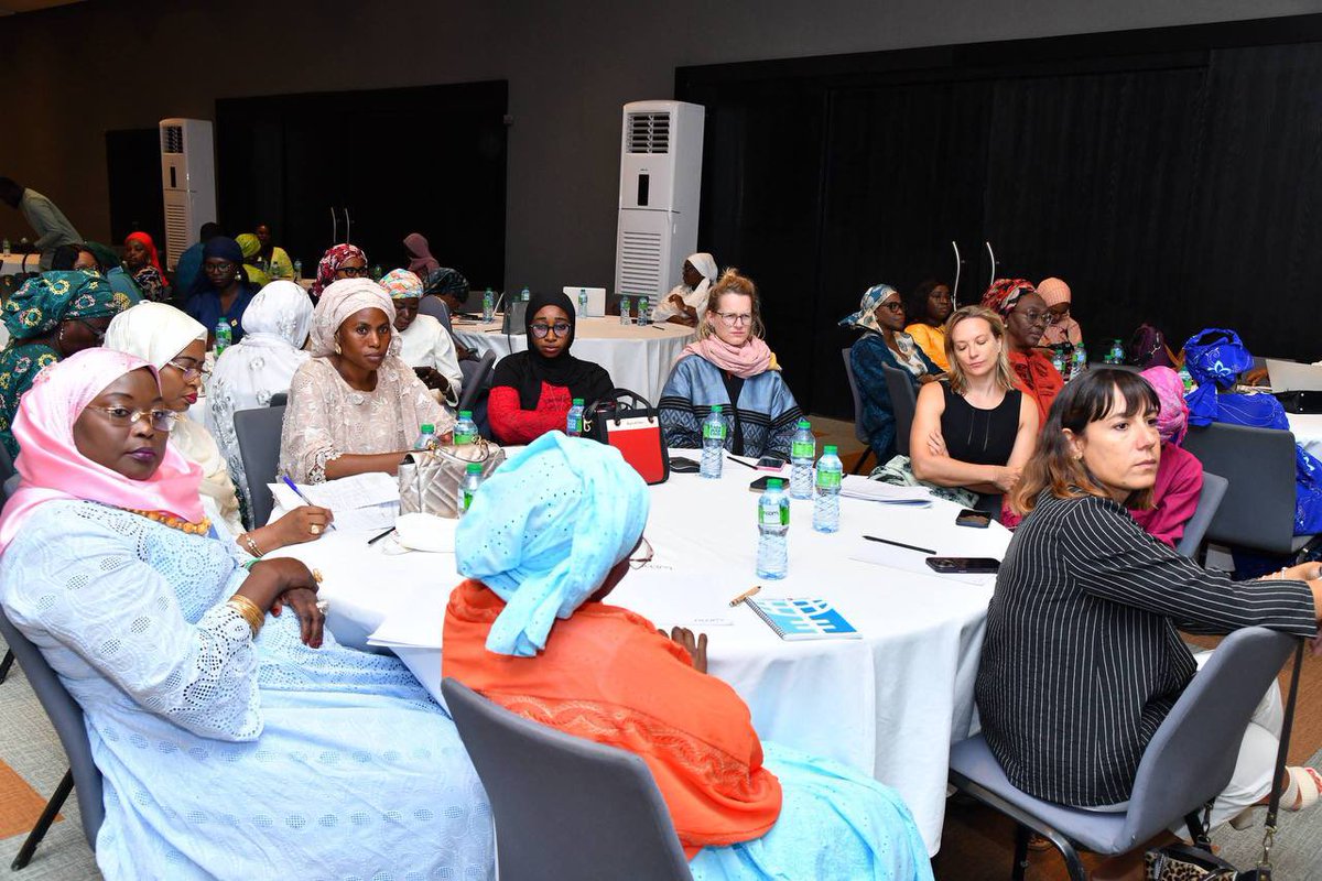 assembleesn's tweet photo. Le Président El Malick Ndiaye, représentant le Président de l’Assemblée nationale, Monsieur Ousmane SONKO, a procédé, ce vendredi 3 juillet 2026, au lancement du Réseau des Femmes Parlementaires de l’Assemblée nationale du Sénégal, fruit de près de six mois de travaux préparatoires.

Cette initiative constitue une étape importante dans le renforcement de l’engagement de l’Assemblée nationale en faveur de l’égalité entre les femmes et les hommes, de la promotion des droits des femmes et de leur pleine participation aux instances de décision.

Mis en place avec l’appui d’ONU Femmes, ce Réseau se veut un cadre permanent de concertation, de solidarité, de plaidoyer et d’action. Il ambitionne de fédérer les parlementaires autour des enjeux liés à l’égalité, à l’autonomisation des femmes et au renforcement de leur leadership.

Dans son allocution, le Président El Malick Ndiaye a rappelé que la création de ce Réseau s’inscrit dans la continuité des engagements du Sénégal en faveur de l’égalité entre les femmes et les hommes. Il a salué les avancées permises par la loi sur la parité ainsi que la place importante qu’occupent les femmes au sein de la quinzième législature, dont la contribution enrichit le débat démocratique et le travail législatif.

Il a également mis en lumière les progrès accomplis au sein de l’institution parlementaire, caractérisée par une parité effective au sein de son Bureau et par une présence croissante des femmes à des postes de haute responsabilité dans l’administration parlementaire, où elles dirigent plusieurs directions stratégiques. Une illustration concrète de la volonté de l’Assemblée nationale de promouvoir durablement le mérite, l’excellence et l’égalité des chances.

Le Président El Malick Ndiaye a, en outre, souligné que la promotion de l’égalité ne saurait être le seul combat des femmes. S’inscrivant dans l’esprit de l’initiative HeForShe, il a appelé les hommes, parlementaires comme citoyens, à être des alliés engagés de cette cause, convaincu qu’une société plus juste et plus prospère se construit grâce à une responsabilité partagée et à un engagement collectif en faveur de l’égalité.

Évoquant les défis qui subsistent, il a appelé à renforcer davantage le leadership féminin, à accroître la présence des femmes dans les sphères de décision et à poursuivre les réformes favorisant leur pleine participation à la vie publique.

Cette cérémonie marque ainsi une nouvelle étape dans la construction d’un Parlement toujours plus inclusif, représentatif et engagé en faveur d’une gouvernance équitable au service de tous les Sénégalais.

#ansen #senegal #ONUFemmes