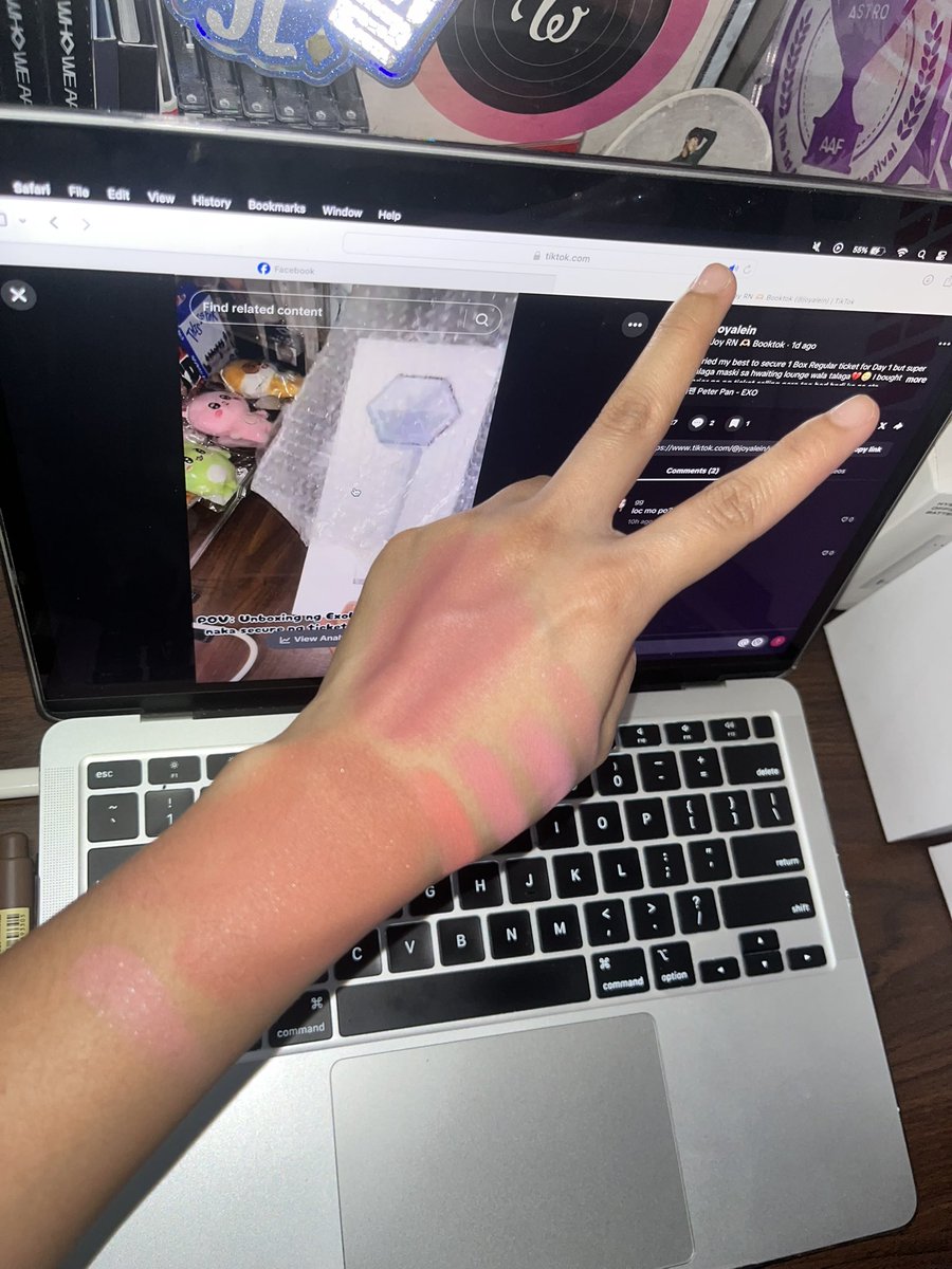 _ayengjoyw's tweet photo. Pumipili pa akong blush na gagamitin di naman ako makakapasok sa loob ng moa arena mamaya hahahahaha kaloka talaga exo!!!! Pag di ako nakabili ticket ipang pa-tattoo ko na lng tong pera ko hahahahaha https://t.co/1eVQmBJTtr