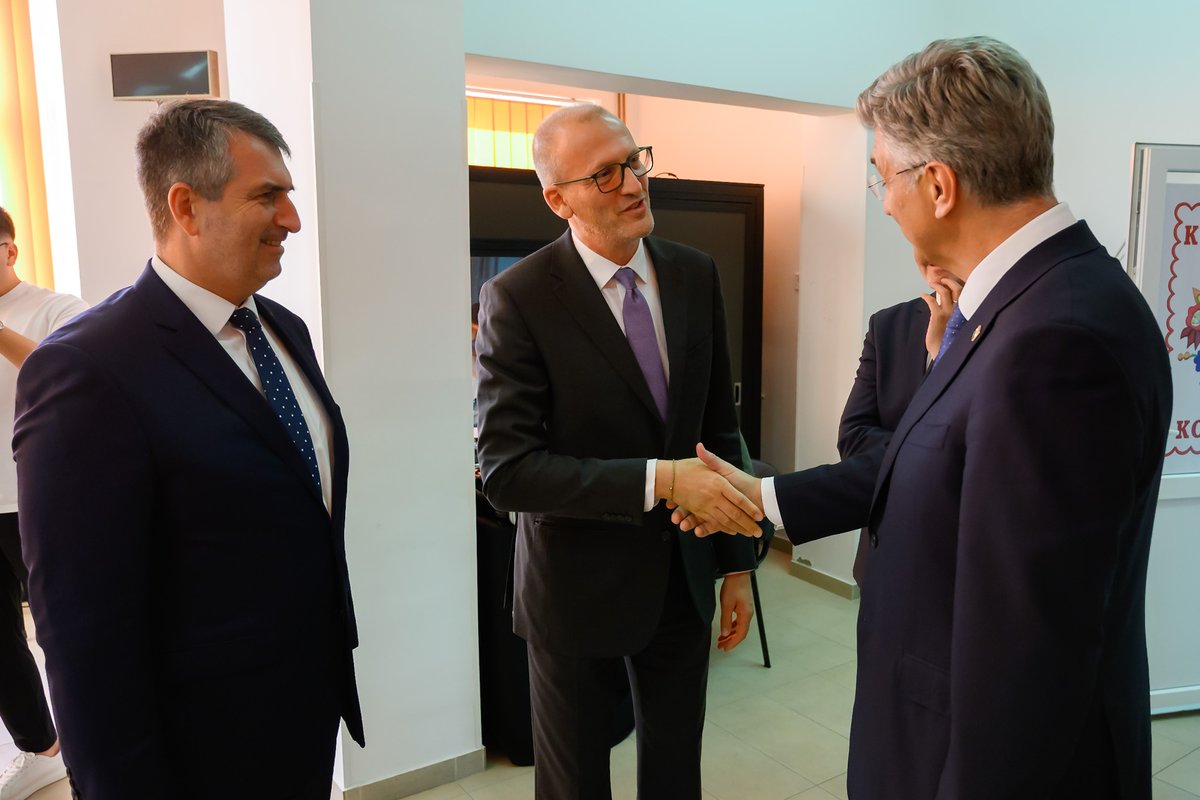 AndrejPlenkovic's tweet photo. U Korođu smo se sastali s predstavnicima mađarske nacionalne manjine predvođenima zastupnikom u Hrvatskom saboru Robertom Jankovicsem, kao i ministrom za socijalne odnose i kulturu Vlade Mađarske Zoltánom Tarrom. 

U okviru Operativnog programa za nacionalne manjine podupiremo niz aktivnosti mađarske nacionalne manjine usmjerene na identitet, kulturu i tradiciju, kao i na razvojne mogućnosti u sredinama u kojima žive.

Važan nam je kvalitetan položaj hrvatske manjine u Mađarskoj, kao i mađarske manjine u Hrvatskoj, a radit ćemo i na jačanju dobrosusjedskih odnosa Hrvatske i Mađarske. 🇭🇷🇭🇺
