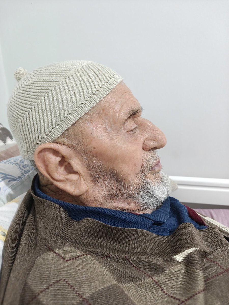mstdeveci's tweet photo. 90'ı aşkın babama maç açtım. 
- "Hangisi Türk?" diye soruyor.
-  "Biri Mısırlı Müslüman diğeri Avustralyalı" diyorum. 
Biraz durduktan sonra;
- "Hangi taraf Türk, hangi taraf cavurdu?" diye tekrar soruyor.
Kafa net: Bir tarafta Türk, diğer tarafta gâvur. https://t.co/ZpTWScMmHi
