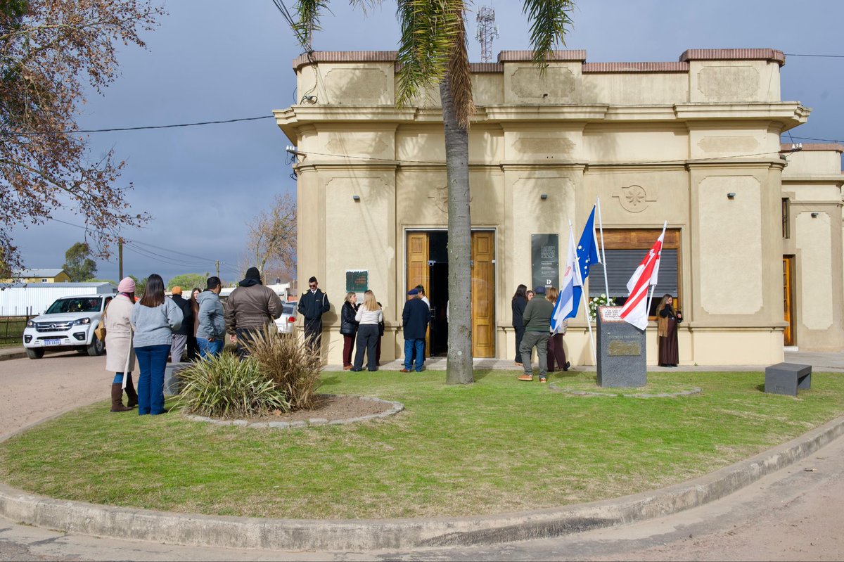 CosseCarolina's tweet photo. Hoy celebramos los 99 años del primer voto de una mujer en Sudamérica, un hecho histórico que tuvo lugar en Cerro Chato, Uruguay. Conmemoramos así el inicio del camino hacia el centenario de un acontecimiento que marcó un antes y un después para la democracia de nuestro país y de nuestro continente.

Aquel acto pionero nos recuerda que los derechos no son fruto de la casualidad, sino de la convicción democrática y del compromiso de quienes entendieron que una sociedad más justa solo es posible cuando amplía la participación y la igualdad.

Celebrar este aniversario también implica mirar hacia adelante. La democracia es una construcción permanente y la ampliación de derechos nunca es una tarea concluida.