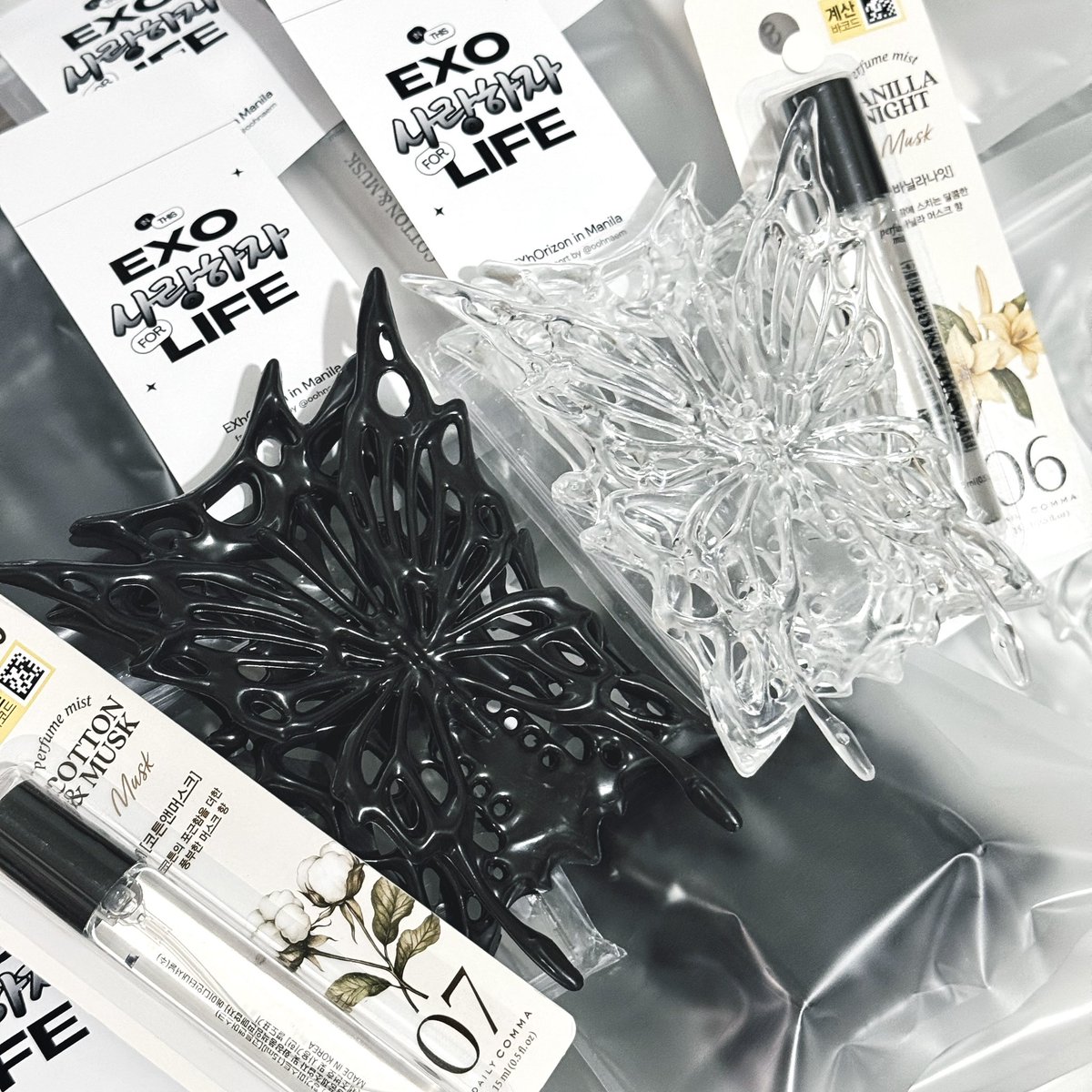 oohnaem's tweet photo. 𝒊𝒏 𝒕𝒉𝒊𝒔 𝑬𝑿𝑶 사랑하자 𝒇𝒐𝒓 𝒍𝒊𝒇𝒆
freebies for #EXhOrizonInManila 

day 1 — black butterfly photo card holder + DAISO Daily Comma Perfume Mist 07
day 2 — transparent butterfly photo card holder + DAISO Daily Comma Perfume Mist 06

vv limited! 1:1 only. 

See you this weekend! 🩶