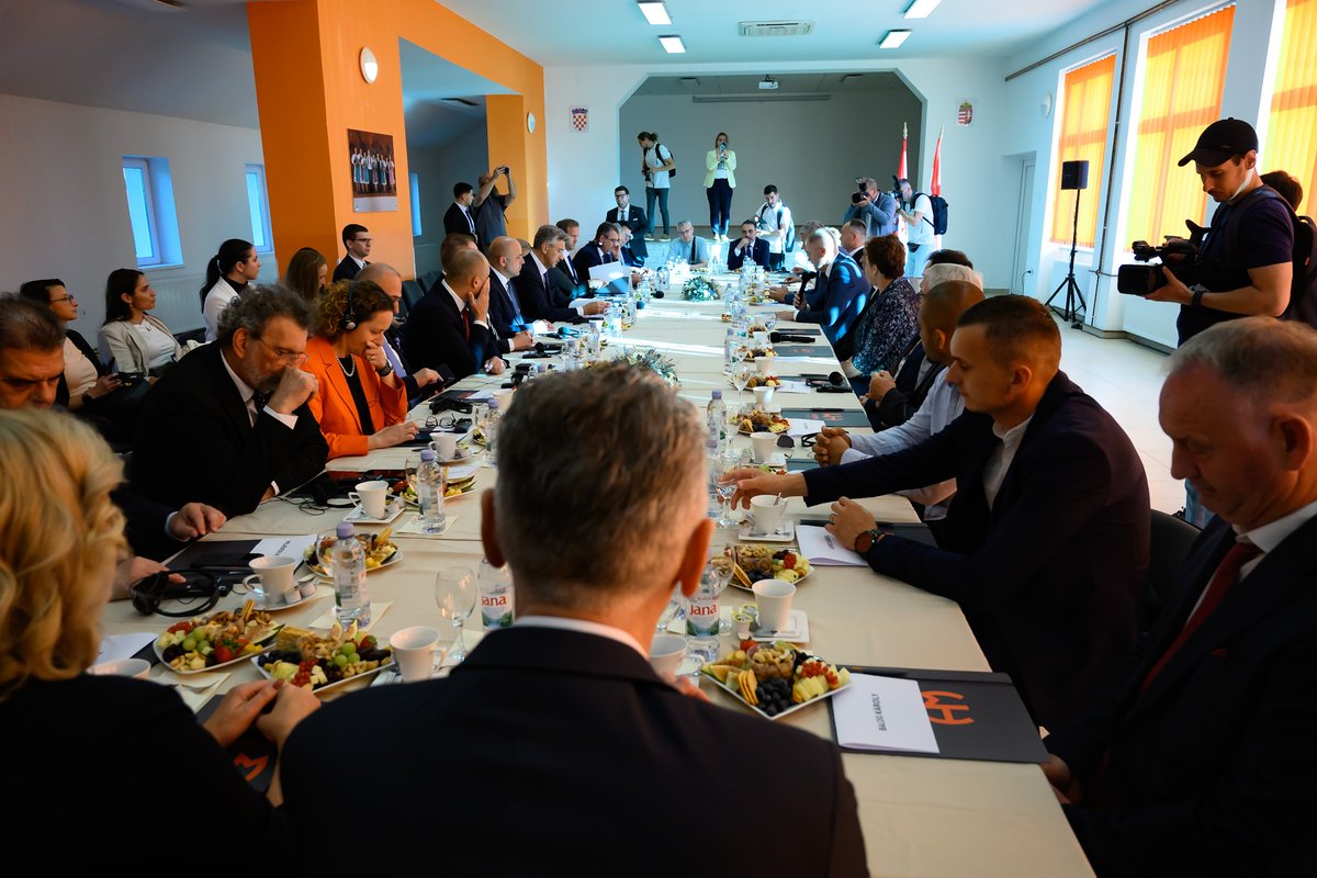 AndrejPlenkovic's tweet photo. U Korođu smo se sastali s predstavnicima mađarske nacionalne manjine predvođenima zastupnikom u Hrvatskom saboru Robertom Jankovicsem, kao i ministrom za socijalne odnose i kulturu Vlade Mađarske Zoltánom Tarrom. 

U okviru Operativnog programa za nacionalne manjine podupiremo niz aktivnosti mađarske nacionalne manjine usmjerene na identitet, kulturu i tradiciju, kao i na razvojne mogućnosti u sredinama u kojima žive.

Važan nam je kvalitetan položaj hrvatske manjine u Mađarskoj, kao i mađarske manjine u Hrvatskoj, a radit ćemo i na jačanju dobrosusjedskih odnosa Hrvatske i Mađarske. 🇭🇷🇭🇺