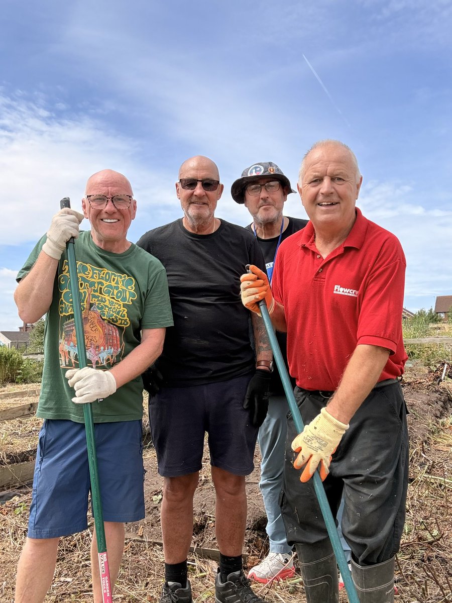 WalkFlorrie's tweet photo. 2 different walks by the lads today & a visit to our new allotment #Utopia 

One group headed over to New Brighton & took in the amazing waterfront while another walked local & took in our beautiful promenade 

The last gang paid a visit to our new allotment in Dingle & got some hard work in getting it ready for bedding #NeverAlone ❤️💙