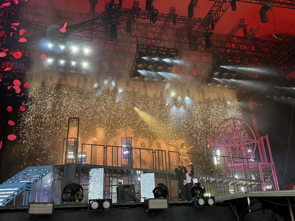addisonraehub's tweet photo. The Fame and Glory at Roskilde Festival. https://t.co/iRUf3ZyXjD