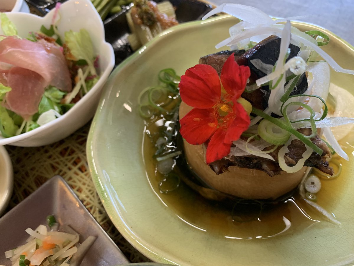 kochan_udon's tweet photo. 週末Special【こだ和り定食】😪

☆鰤あら大根煮
〜サバ缶のように骨まで柔らかっ⏳
　大根も染みまくりでも塩辛くない
　よう計算。旨味の土台は昆布🌊

⭐︎干しワラビ
⭐︎山かけ
⭐︎生野菜林檎ドレ
⭐︎本日酢の物
⭐︎キムタクの元型
⭐︎白菜しその実漬け

★白湯仕込みの春雨汁（味玉付き🤣） https://t.co/rbdmbCrX9K