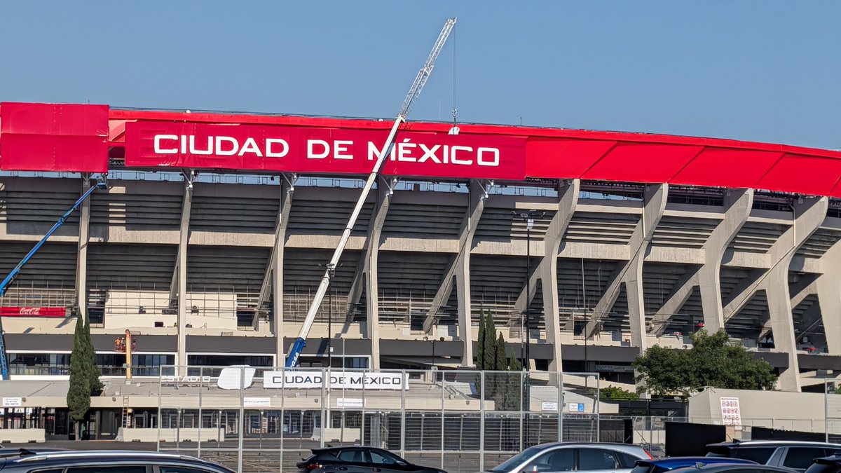 Rene_Tovar's tweet photo. Recuerden todavía NO ES OFICIAL (aunque se burlen), pero me gustaría saber si Inglaterra está de acuerdo con el  cambio de horario a las 12.00 H para el juego de Octavos en el Azteca. Digo, no es que piense mal, pero no recuerdo que en ningún mundial se haya cambiado el horario justo en el clima  que hace más calor y conviene a México. ¿Fair Play? Híjole no me hagan pensar mal, pero espero que las dos selecciones hayan aceptado de buena manera. Si es por el tema de horario en Europa ¿Por qué no cambiaron otros juegos? Habrá que esperar, pero... A las 14.00 H se dará una postura especial. Mientras a esperar.
