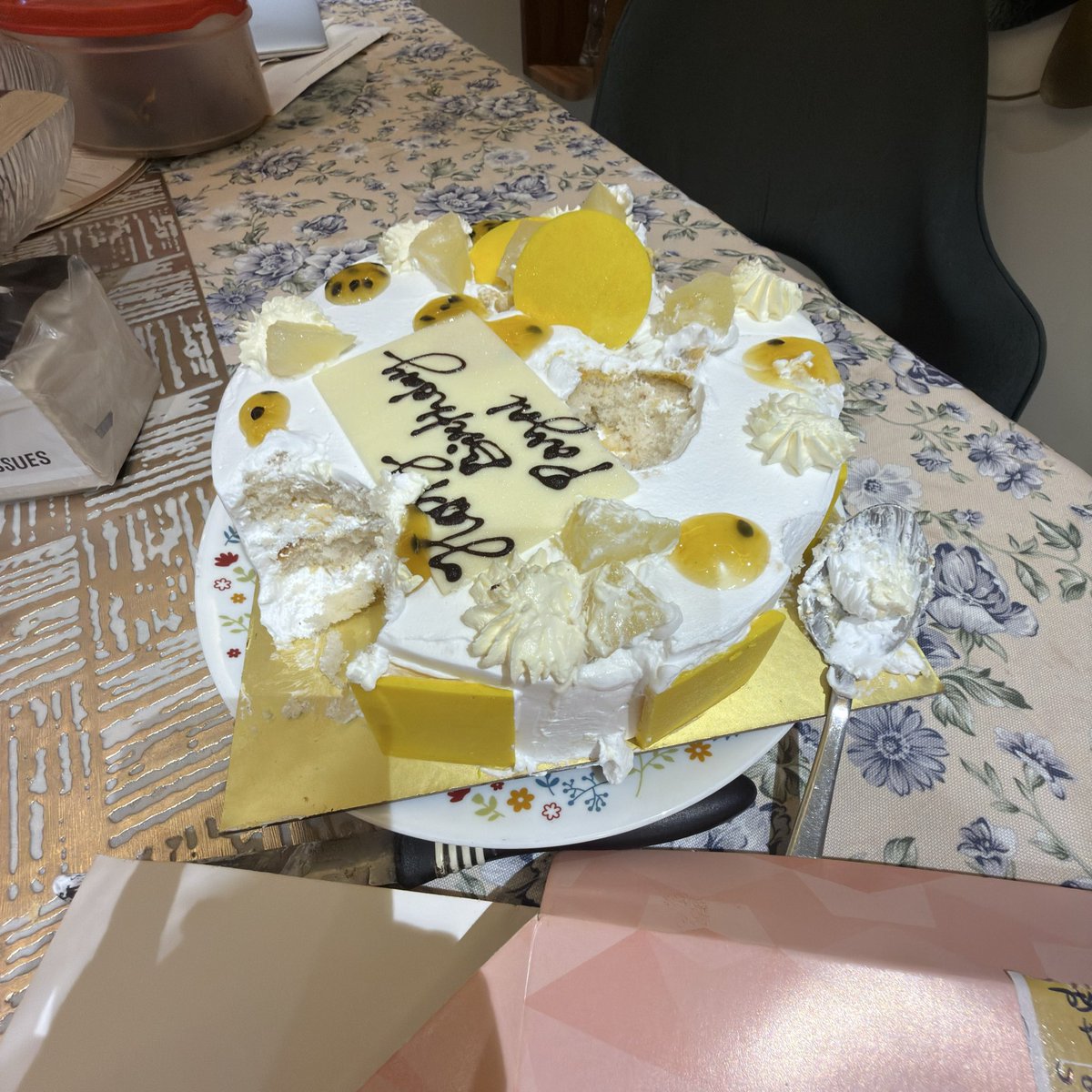 jhumki's tweet photo. @ITCHotelsCares why say fresh cream when you are going to deliver a non dairy cream cake? Worst cake ever. It’s stinky and smells like oil. Ruined my sister’s birthday. No one’s gonna eat it. https://t.co/e0P2e66QMp