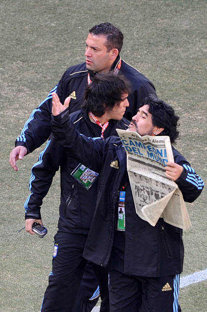 DePrimeraa's tweet photo. Es la primera vez que veo esta foto de Maradona, es en la previa del partido con Alemania en 2010.

El tipo estaba con un diario de la final del mundial 86. https://t.co/h9v4FYjkXL