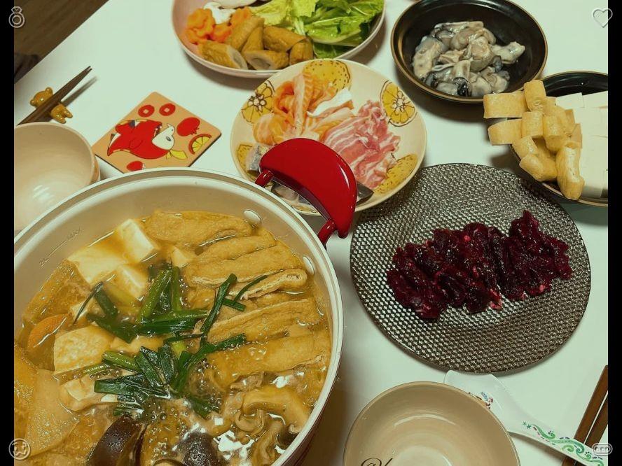 TrestylesHRO's tweet photo. 她的母亲站在一旁注视着她，脸上带着微笑。当她看到克拉拉和埃利亚斯时，便面带感激的笑容向他们挥手走来。在出发前吃一份简单且能补充能量的早餐。冷冻冰淇淋，冰淇淋，冷冻。 https://t.co/S9QzNNOQYa