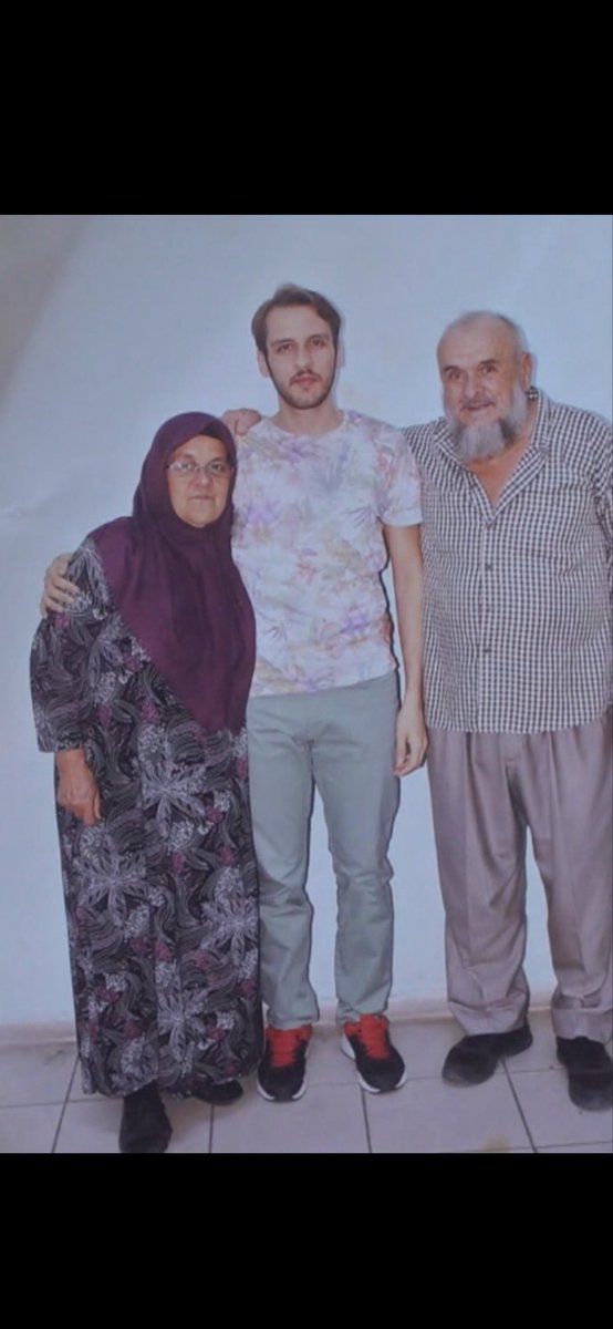 ozguradamm1's tweet photo. 15 Temmuz’da 18 yaşında olan Selahattin Kılıç, diğer askeri öğrenciler gibi Boğaziçi Köprüsü’ne götürüldü. Masumiyeti sorgulanmadan iki kez müebbet ve 198 yıl hapis cezası aldı.

@yavuzyilmazd 

AskeriÖğrenciye Adalet https://t.co/A8tK4Dvoi8
