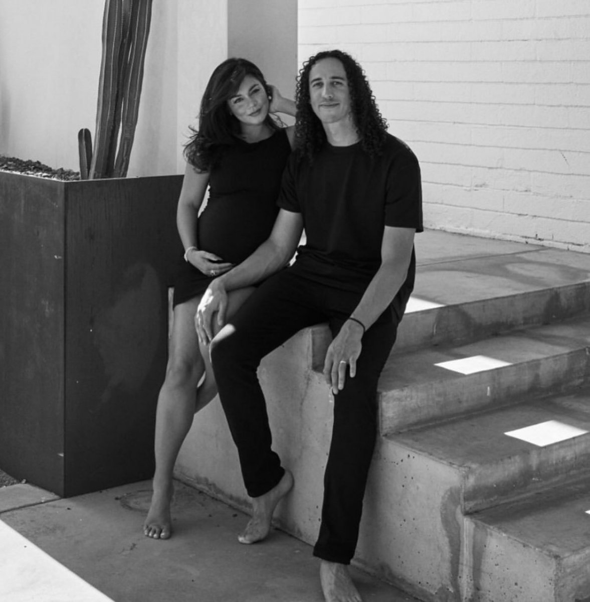vahudgensbr's tweet photo. Feliz aniversário para o homem que faz o meu mundo girar ❤️🥳 amo você para sempre, amor @cotuck (não, não estou grávida de novo, é só uma foto fofa rs)"

--- Vanessa Hudgens via Instagram. https://t.co/dfINIJOpb3