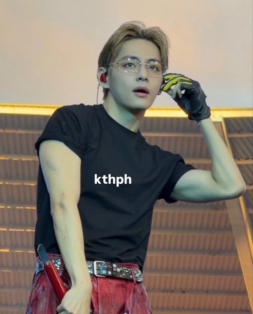 mylovebwi's tweet photo. Taehyung’s real life visuals are genuinely ridiculous. Built like that and looking like that? Yeah… I understand why certain fandoms hate seeing his name next to their fav’s in any kind of comparison. https://t.co/v2P8dHVBP4