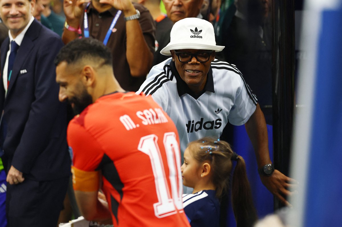 FCSALAH11's tweet photo. Mohamed Salah shakes hands with Samuel L. Jackson before the match 

🇪🇬👑 https://t.co/h8uwAaXZu2