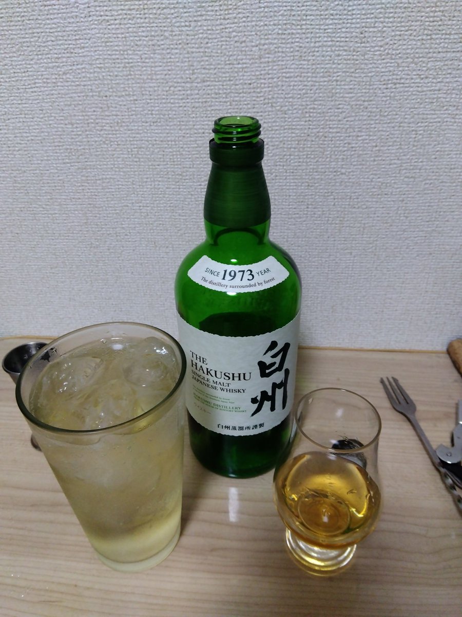 hetareyuji's tweet photo. 明日は休みだ風呂上がりのハイボールが美味い。
白州NA、完…言うても半分くらいは職場の同僚やパートさんの旦那さんに手伝って貰ったけどw
ハイボールやとリベットファウンダーズとは結構違い出てる感じあるな。
ミントっぽいハーバルさと青い森林的なニュアンス、爽快感はやはり白州やね。
とはいえまた値上がりしたしもう買うこともないかな？
#TWLC