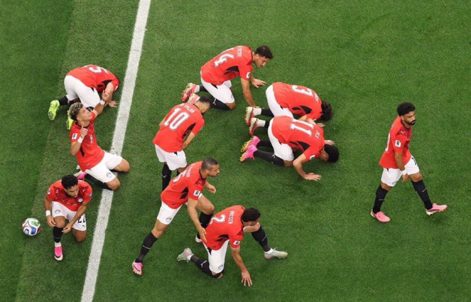 36_eb_'s tweet photo. منتخب مصر 🇪🇬

لا دوري يُصنَّف ضمن الأقوى عالميًا.
لا ميزانيات ضخمة.
لا قاعدة جماهيرية تحضر المباريات .
لا نفخ إعلامي مستمر.
ومدرب محلي.

ورغم ذلك، حقق نتائج كبيرة وإنجازات تُحترم، وأثبت أن العمل والتنظيم والروح القتالية أهم من الضجيج والإمكانات وحدها. 💪

 #مصر_استراليا https://t.co/HmIS2FFWjs