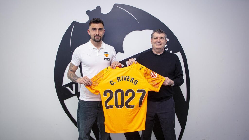 DiarioVCF1919's tweet photo. | Noticia @DepCOPEValencia | 🦇

🚨 El @valenciacf pide a RIVERO que se busque una salida ante el problema de fichas 

🔥 La dificultad para sacar futbolistas y las lesiones condicionan la planificación. Fichas de filial como solución https://t.co/oGiYli1lr0