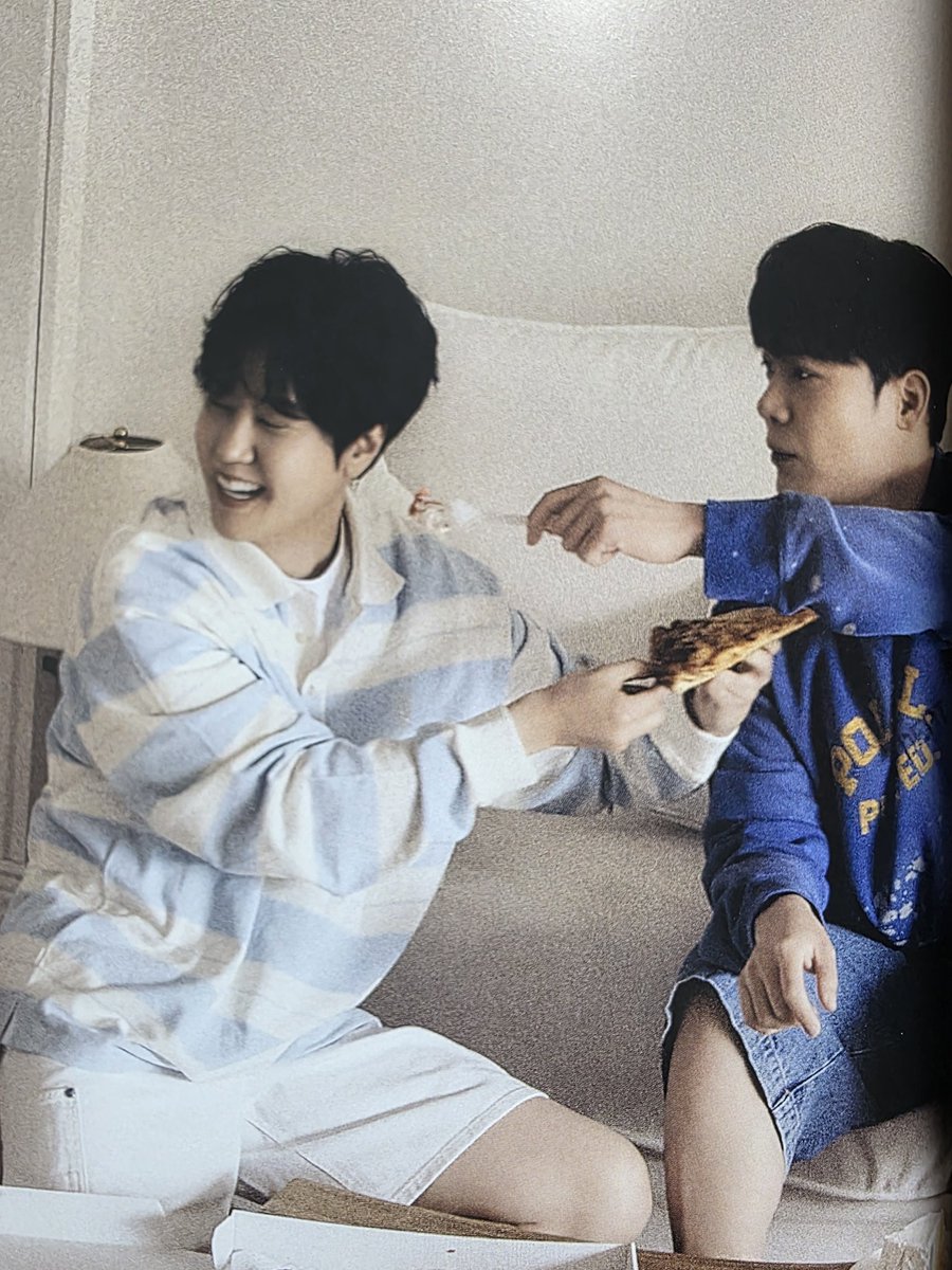 sun_ssi's tweet photo. 아ㅋㅋㅋㅋ 떵훈 먹이려다 먹히는거 사진 실렸네ㅋㅋㅋㅋㅋㅋㅋ https://t.co/OPBjwMOS3d