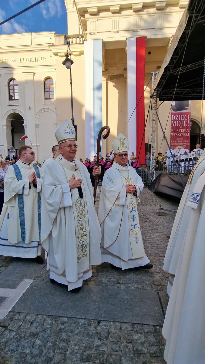 ArchLubelska's tweet photo. Maryja stoi pod krzyżem cierpienia każdego człowieka—abp Stanisław Budzik w homilii. #Odpust ku czci Matki Bożej Płaczącej w dniu 3 lipca. Eucharystia przed Archikatedrą o godz. 19.00 a następnie procesja różańcowa z Cudownym Obrazem ulicami miasta. @EpiskopatNews #Lublin https://t.co/1l58tnYTVe